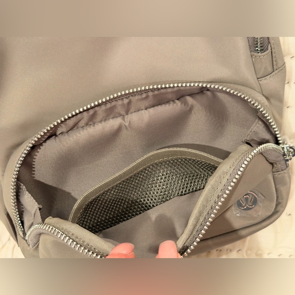 Lululemon Everywhere Sling Bag 4.2L- Warm Ash Grey - Picture 9 of 9